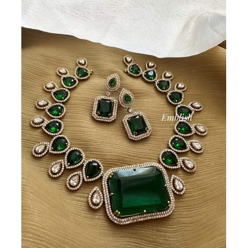 Victorian Double Tear Drop Neckpiece - Green