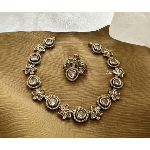 Victorian Flower Shape Short Neckpiece - White